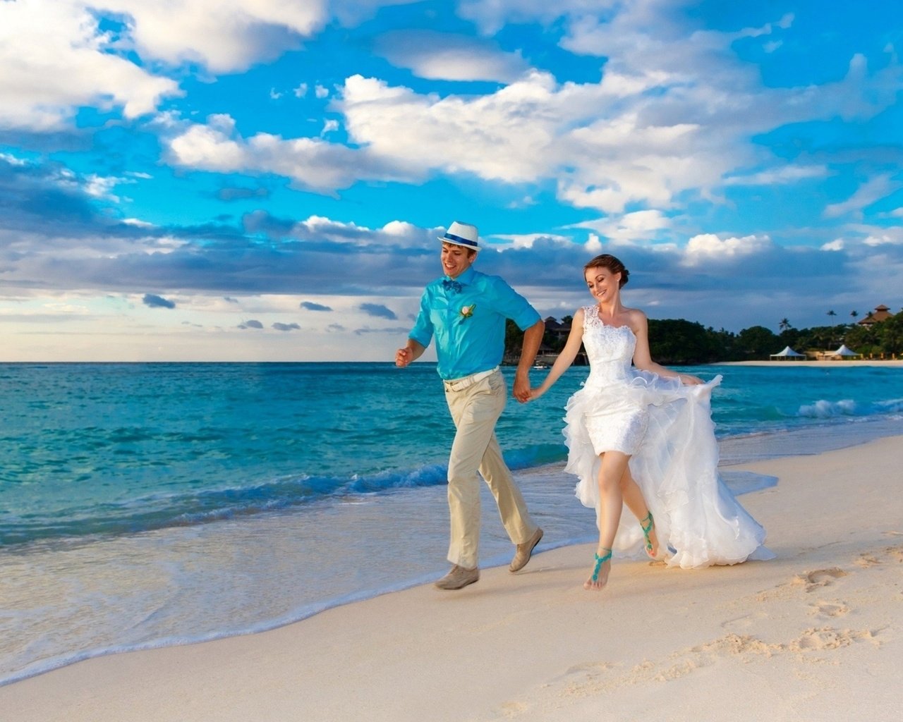 Обои море, пляж, радость, жених, невеста, молодожены, sea, beach, joy, the groom, the bride, the couple разрешение 2355x1472 Загрузить