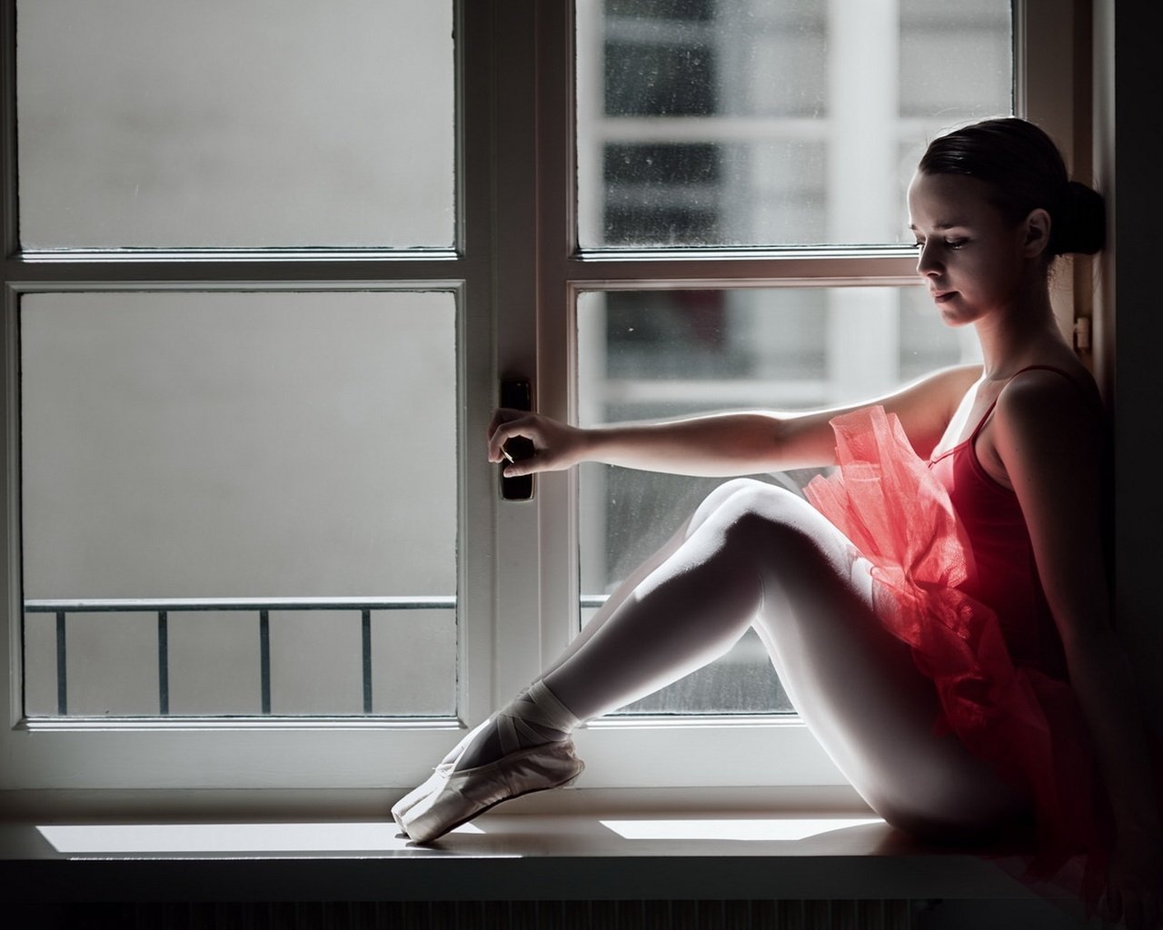 Обои девушка, ножки, окно, подоконник, балерина, пуанты, tiffany vigne-massot, модел, girl, legs, window, sill, ballerina, pointe shoes, model разрешение 1920x1200 Загрузить