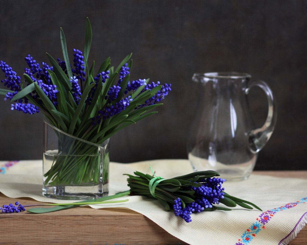 Обои цветы, букет, синие, натюрморт, мускари, flowers, bouquet, blue, still life, muscari разрешение 1920x1281 Загрузить