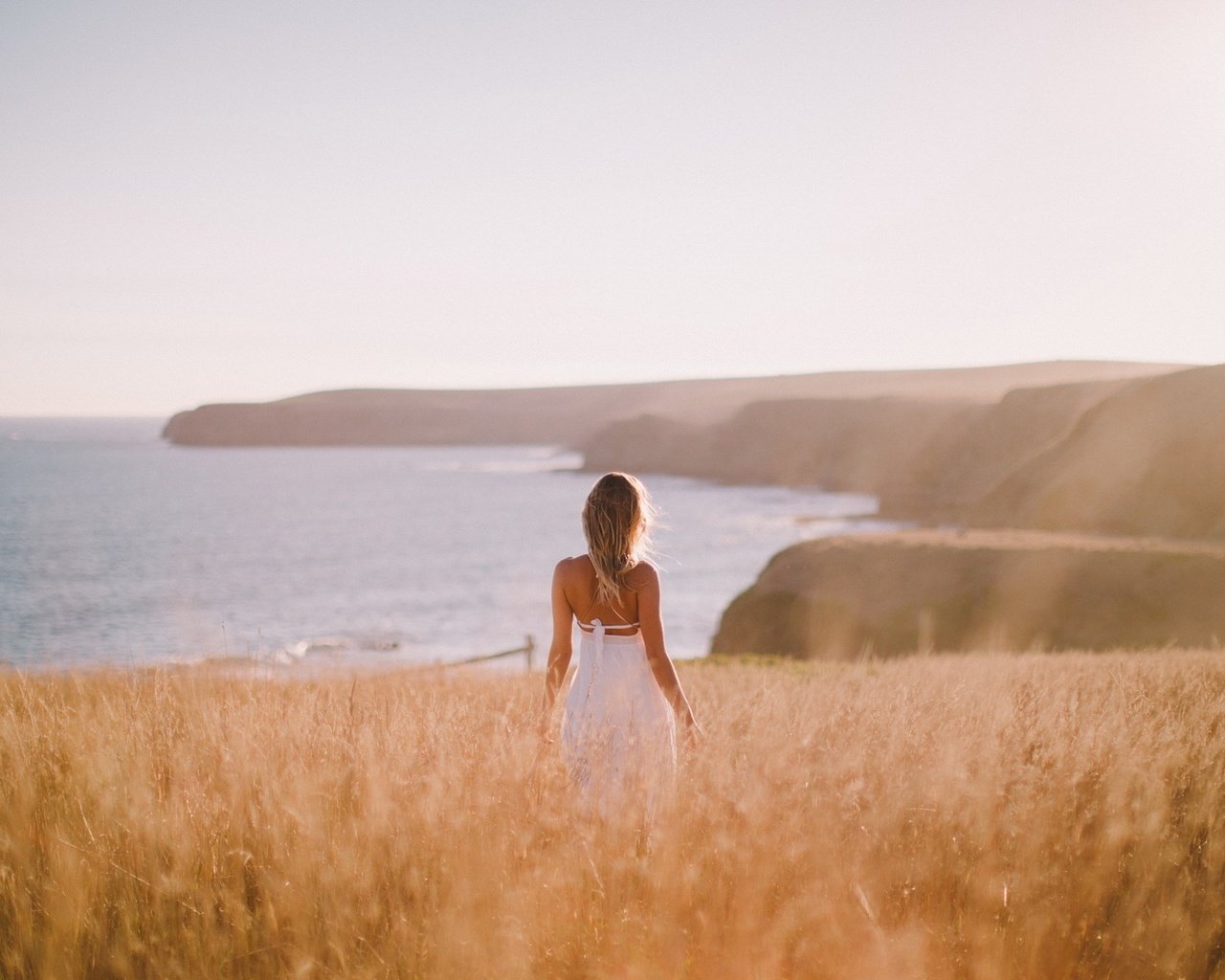 Обои трава, девушка, настроение, море, блондинка, лето, побережье, grass, girl, mood, sea, blonde, summer, coast разрешение 1920x1280 Загрузить