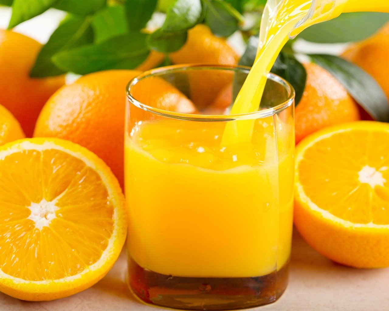 Обои фрукты, апельсины, цитрусы, апельсиновый сок, сок, fruit, oranges, citrus, orange juice, juice разрешение 1920x1363 Загрузить