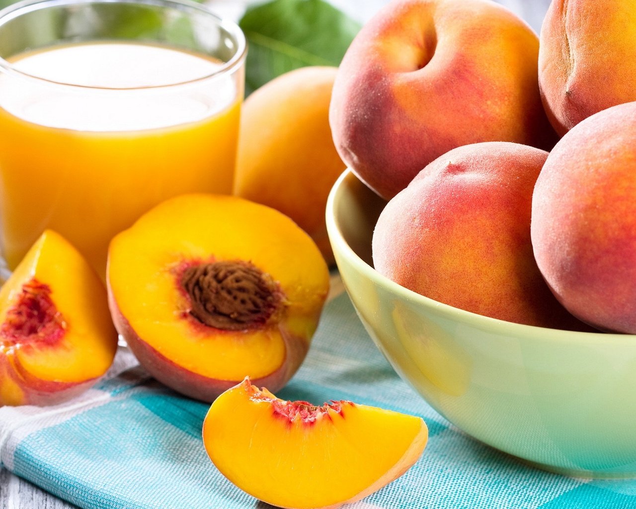 Обои фрукты, персики, стакан, персик, сок, персиковый сок, fruit, peaches, glass, peach, juice, peach juice разрешение 1920x1369 Загрузить