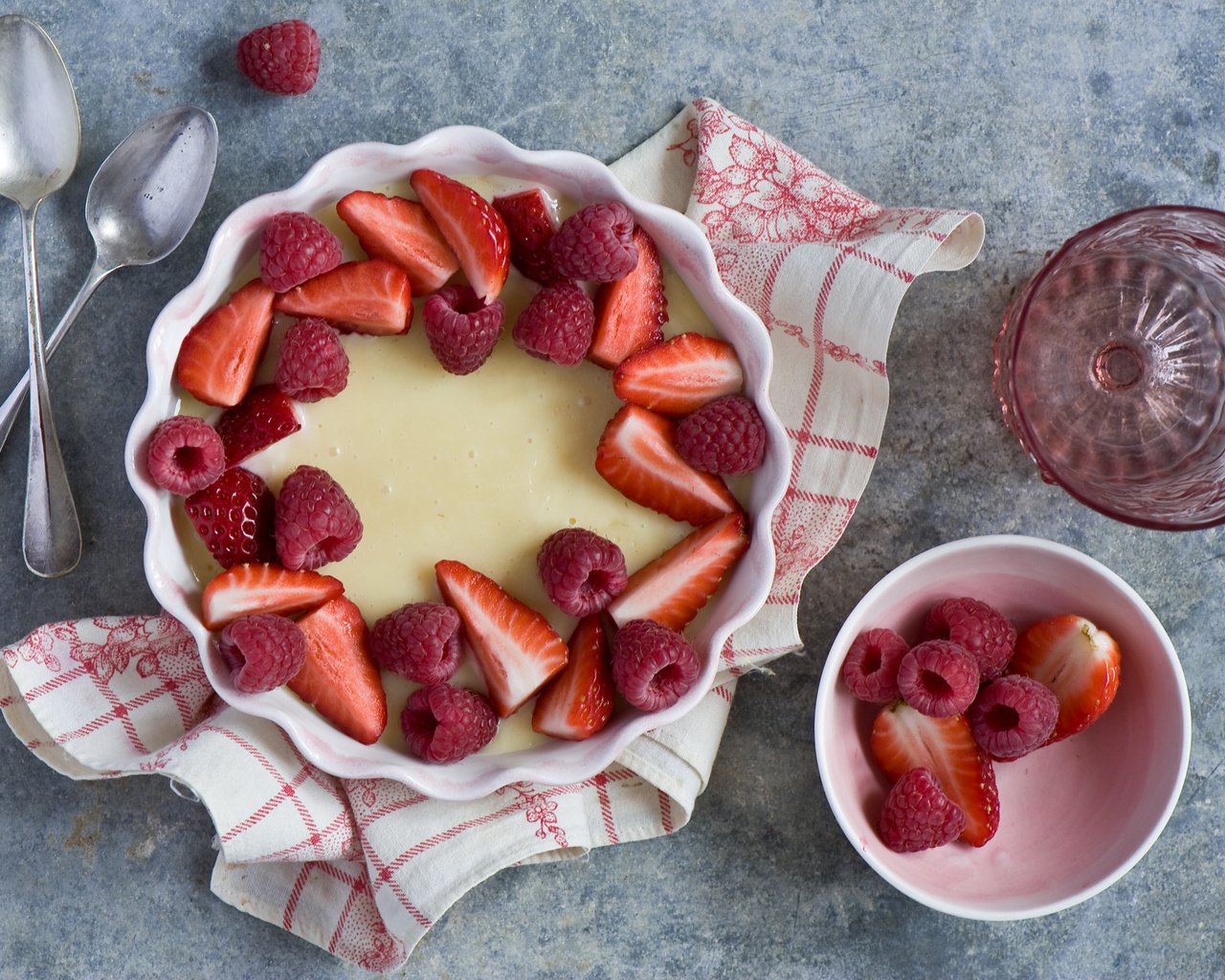 Обои малина, клубника, ягоды, стакан, пирог, anna verdina, ложки, raspberry, strawberry, berries, glass, pie, spoon разрешение 2000x1331 Загрузить