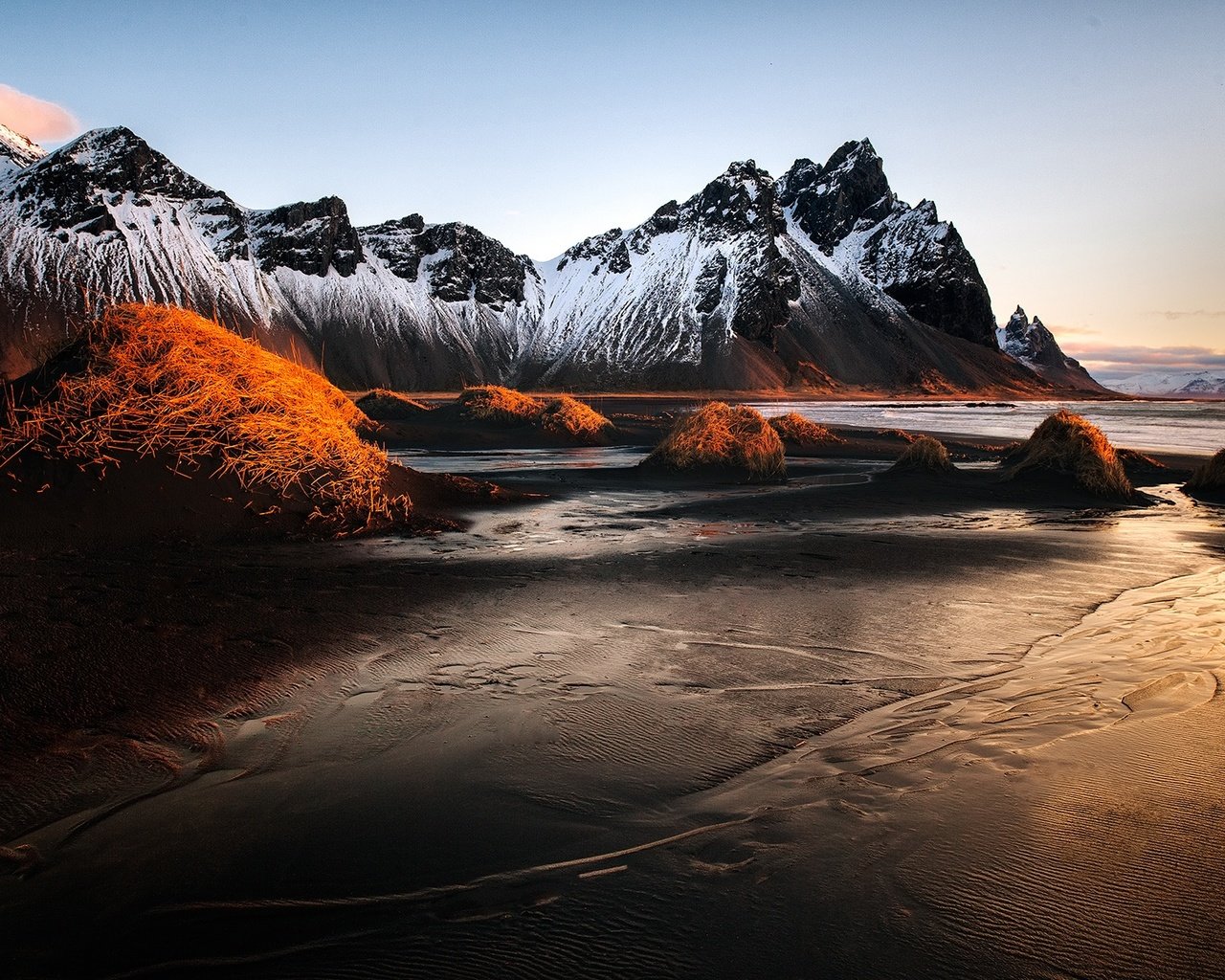 Обои небо, трава, горы, исландия, vestrahorn, stockksness, чёрный песок, the sky, grass, mountains, iceland, black sand разрешение 1988x1200 Загрузить