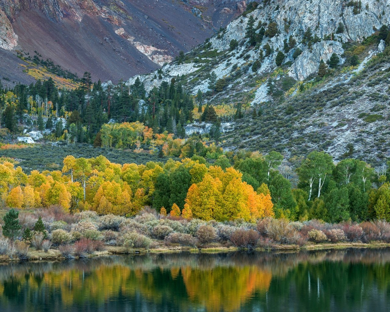 Обои деревья, озеро, горы, камни, осень, trees, lake, mountains, stones, autumn разрешение 2048x1314 Загрузить