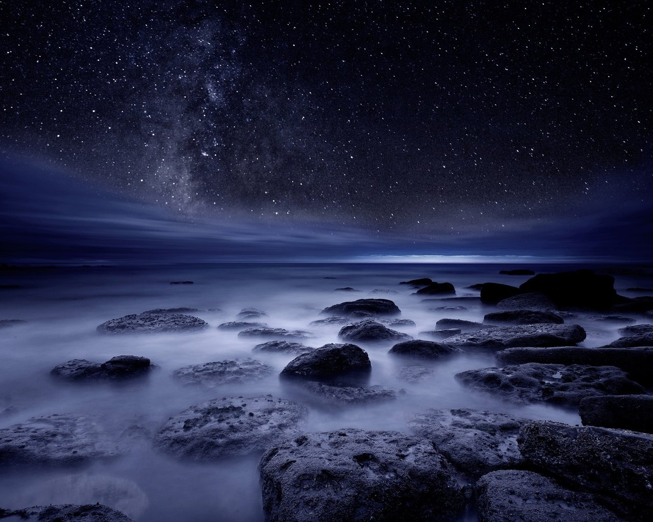 Обои небо, ночь, камни, берег, море, звезды, the sky, night, stones, shore, sea, stars разрешение 1920x1280 Загрузить