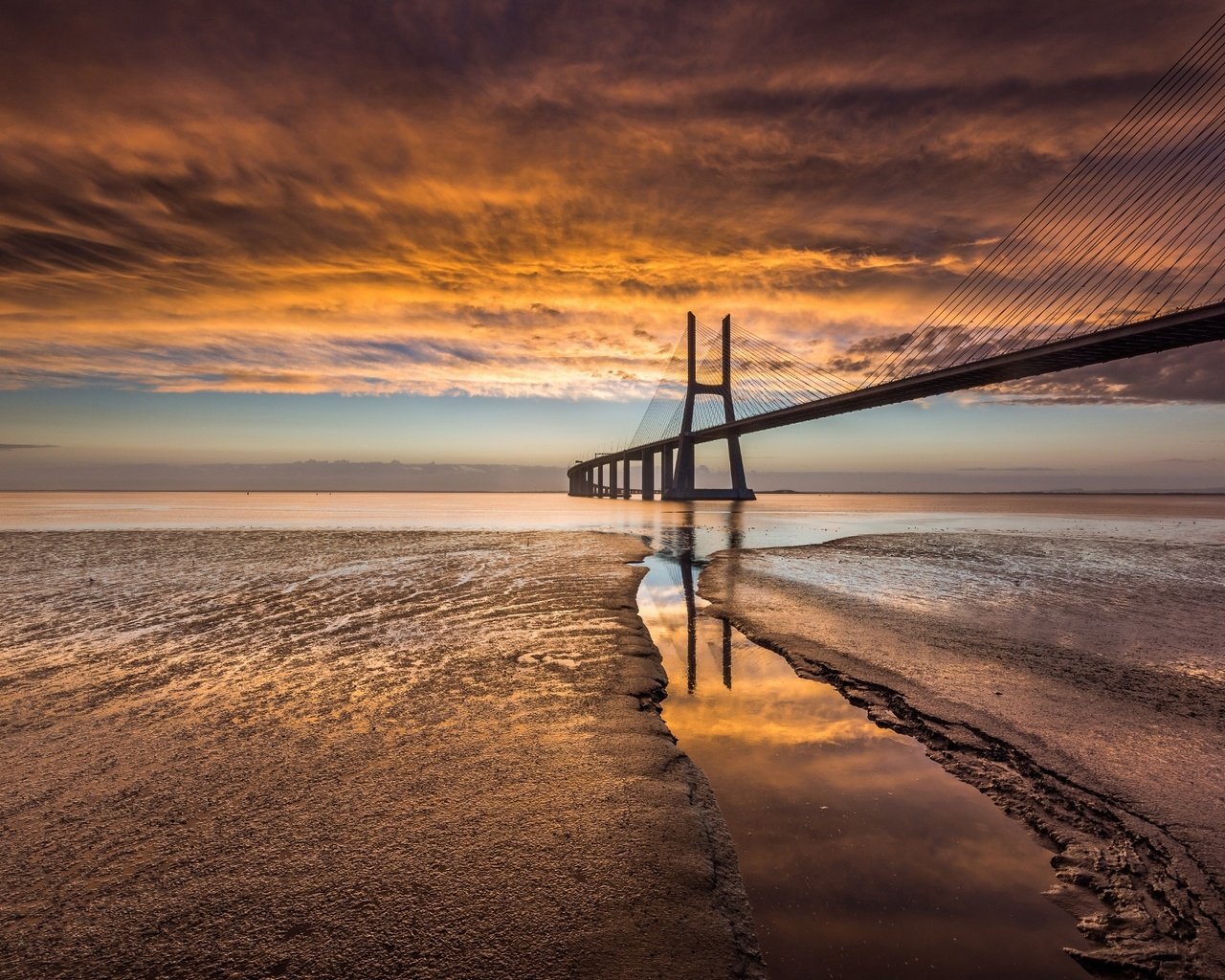 Обои море, песок, пляж, мост, побережье, португалия, лиссабон, sea, sand, beach, bridge, coast, portugal, lisbon разрешение 2048x1298 Загрузить