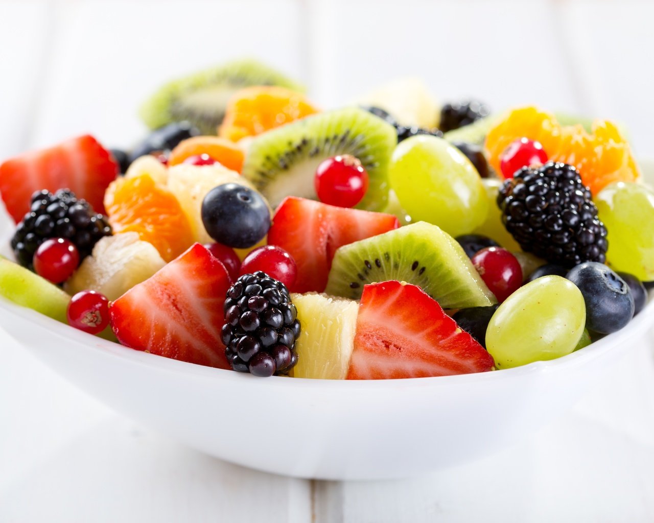 Обои фрукты, ягоды, десерт, миска, фруктовый салат, fruit, berries, dessert, bowl, fruit salad разрешение 5200x3461 Загрузить