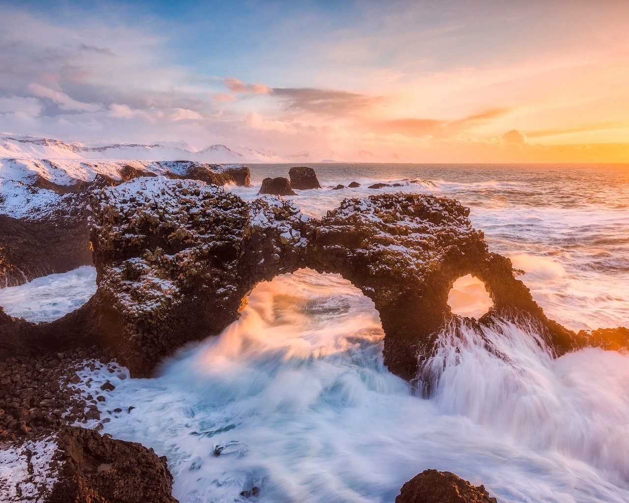 Обои свет, скалы, волны, море, утро, океан, арки, исландия, light, rocks, wave, sea, morning, the ocean, arch, iceland разрешение 2048x1367 Загрузить