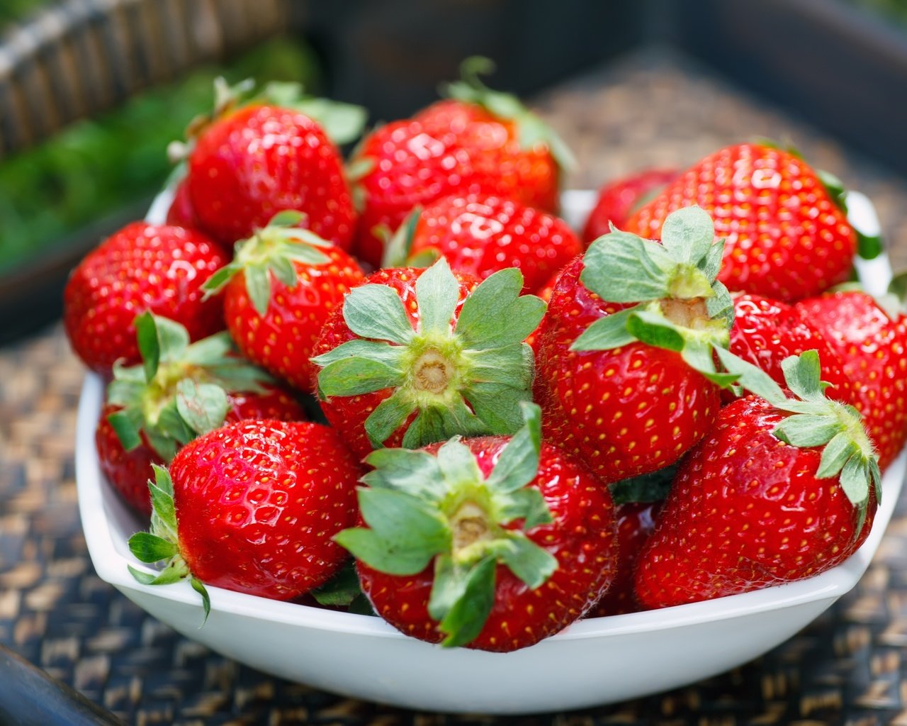 Обои клубника, красные, ягоды, тарелка, strawberry, red, berries, plate разрешение 4510x3007 Загрузить