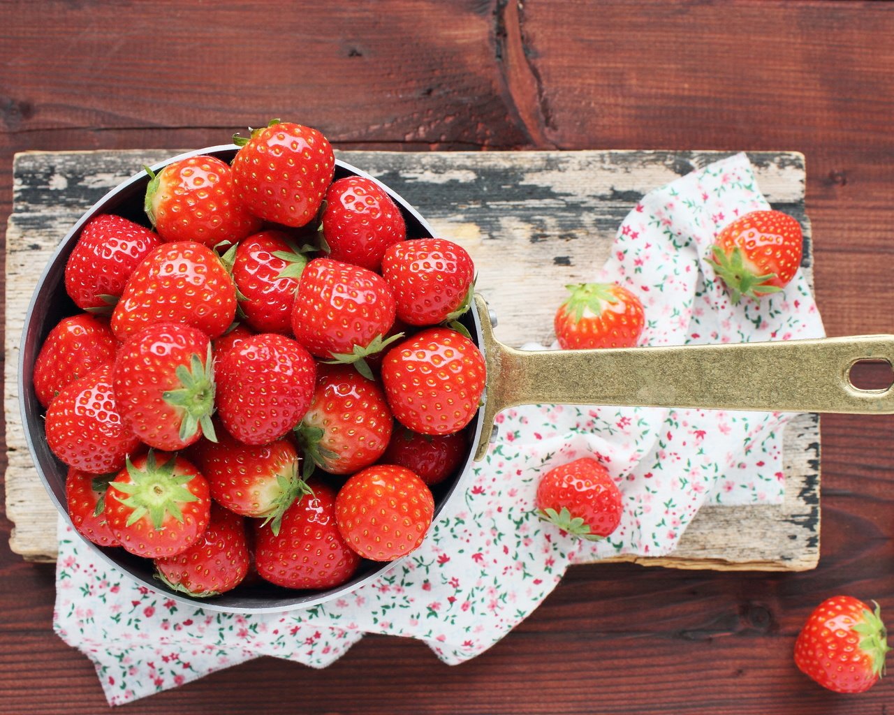 Обои ягода, клубника, ягоды, ковшик, berry, strawberry, berries, scoop разрешение 5184x3456 Загрузить
