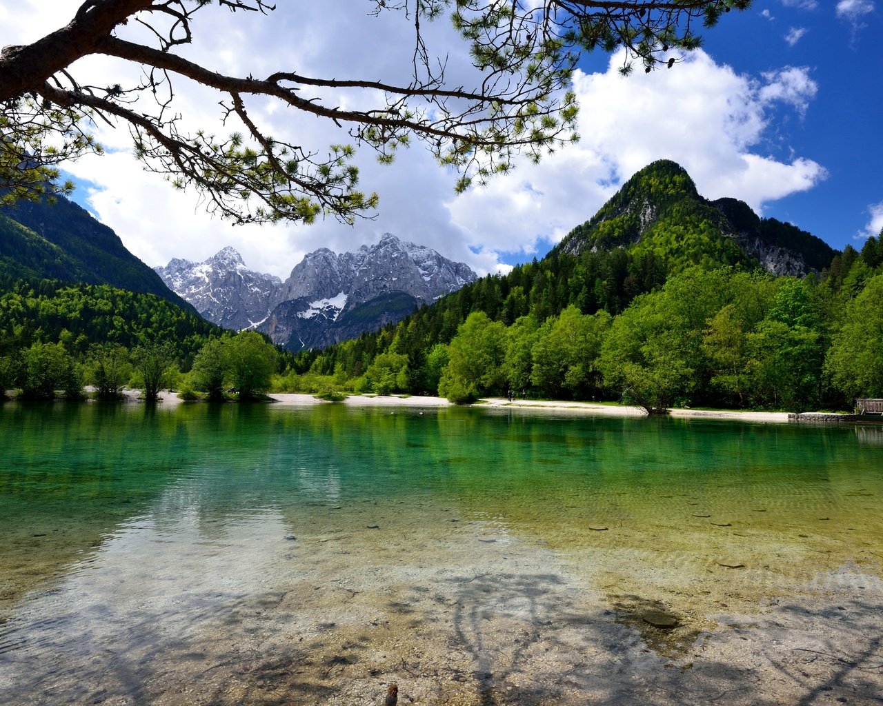 Обои небо, jasna lake, облака, озеро, горы, природа, лес, пейзаж, словения, the sky, clouds, lake, mountains, nature, forest, landscape, slovenia разрешение 3000x2002 Загрузить