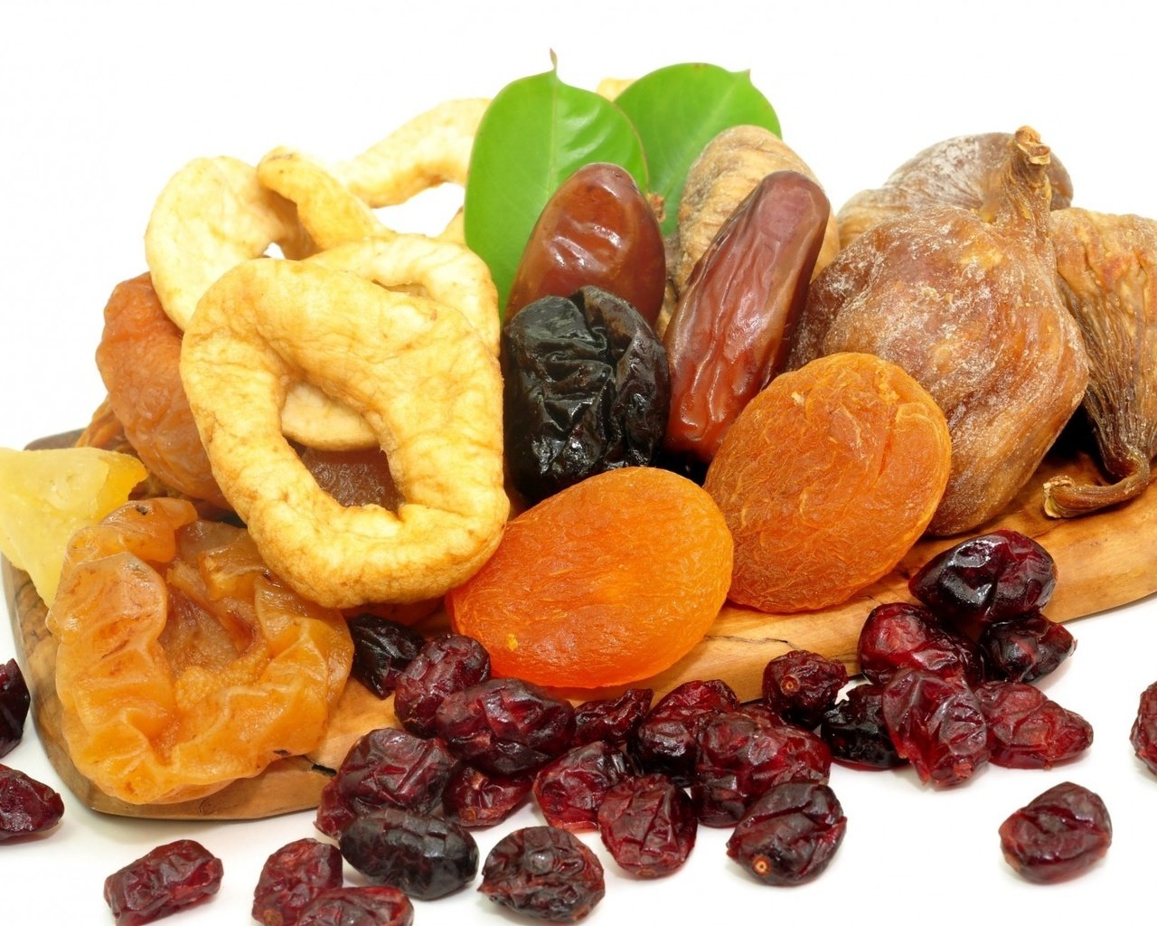 Обои фрукты, изюм, инжир, курага, сухофрукты, чернослив, fruit, raisins, figs, dried apricots, dried fruits, prunes разрешение 1920x1274 Загрузить