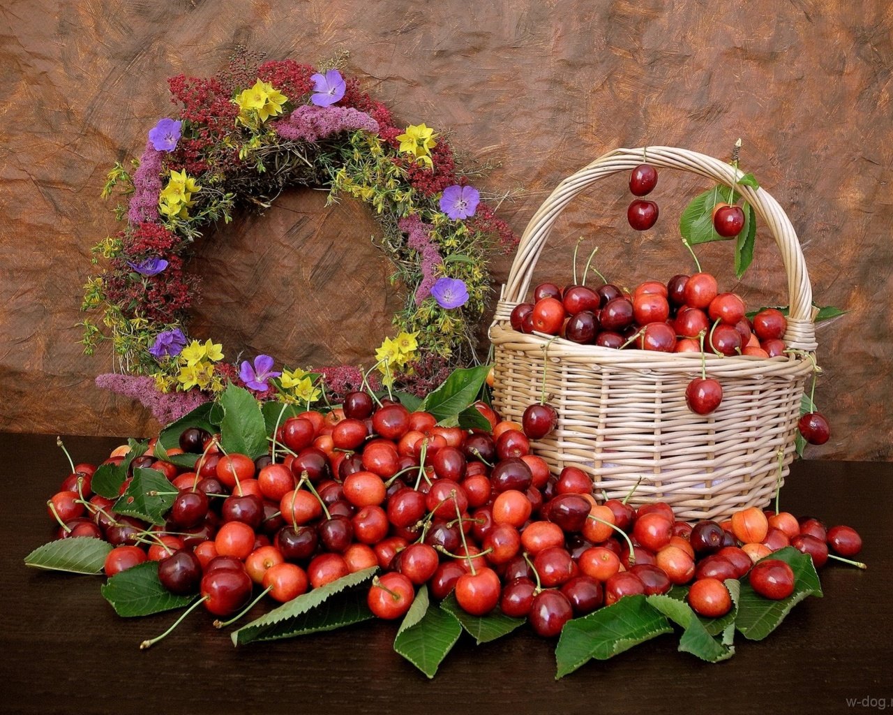 Обои цветы, листья, черешня, корзина, ягоды, вишня, венок, натюрморт, flowers, leaves, cherry, basket, berries, wreath, still life разрешение 1920x1440 Загрузить