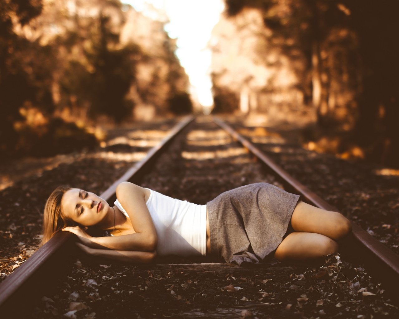Обои железная дорога, девушка, ситуация, railroad, girl, the situation разрешение 2048x1448 Загрузить