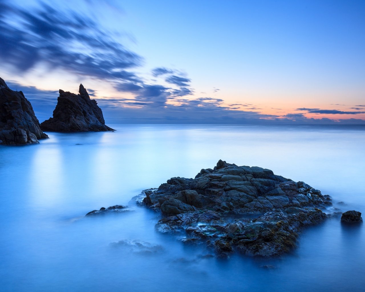 Обои небо, облака, вечер, скалы, камни, море, the sky, clouds, the evening, rocks, stones, sea разрешение 2048x1365 Загрузить