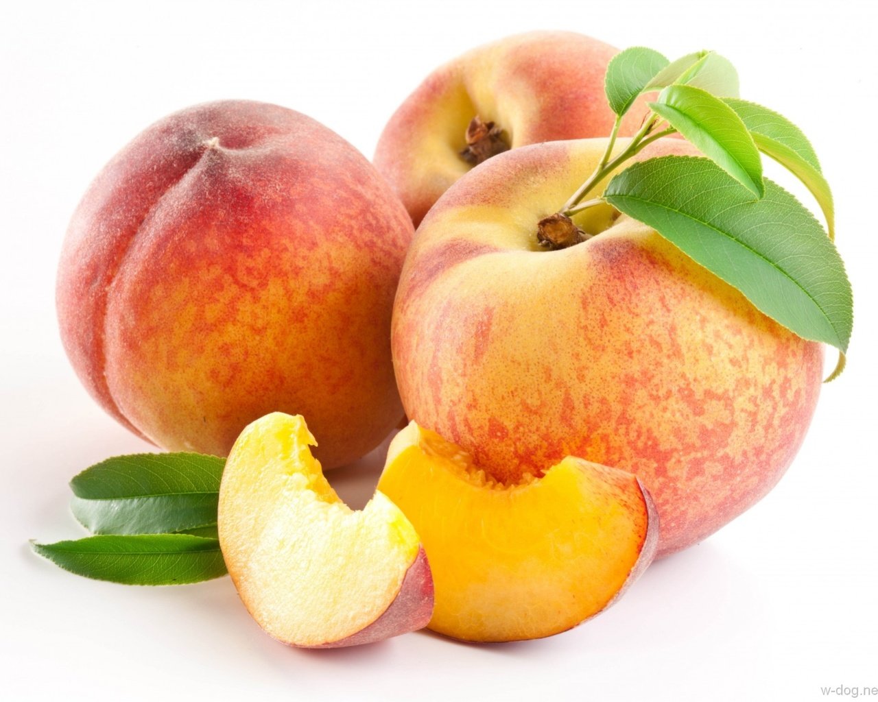 Обои фрукты, белый фон, дольки, персики, листики, fruit, white background, slices, peaches, leaves разрешение 1920x1486 Загрузить