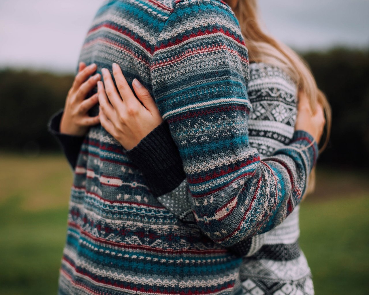 Обои узор, объятия, влюбленные, свитера, pattern, hugs, lovers, sweaters разрешение 2048x1365 Загрузить
