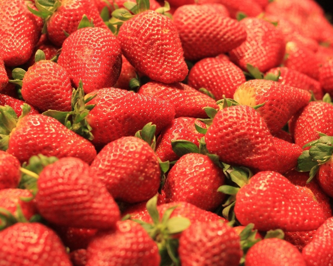 Обои макро, красная, клубника, ягоды, macro, red, strawberry, berries разрешение 1920x1279 Загрузить