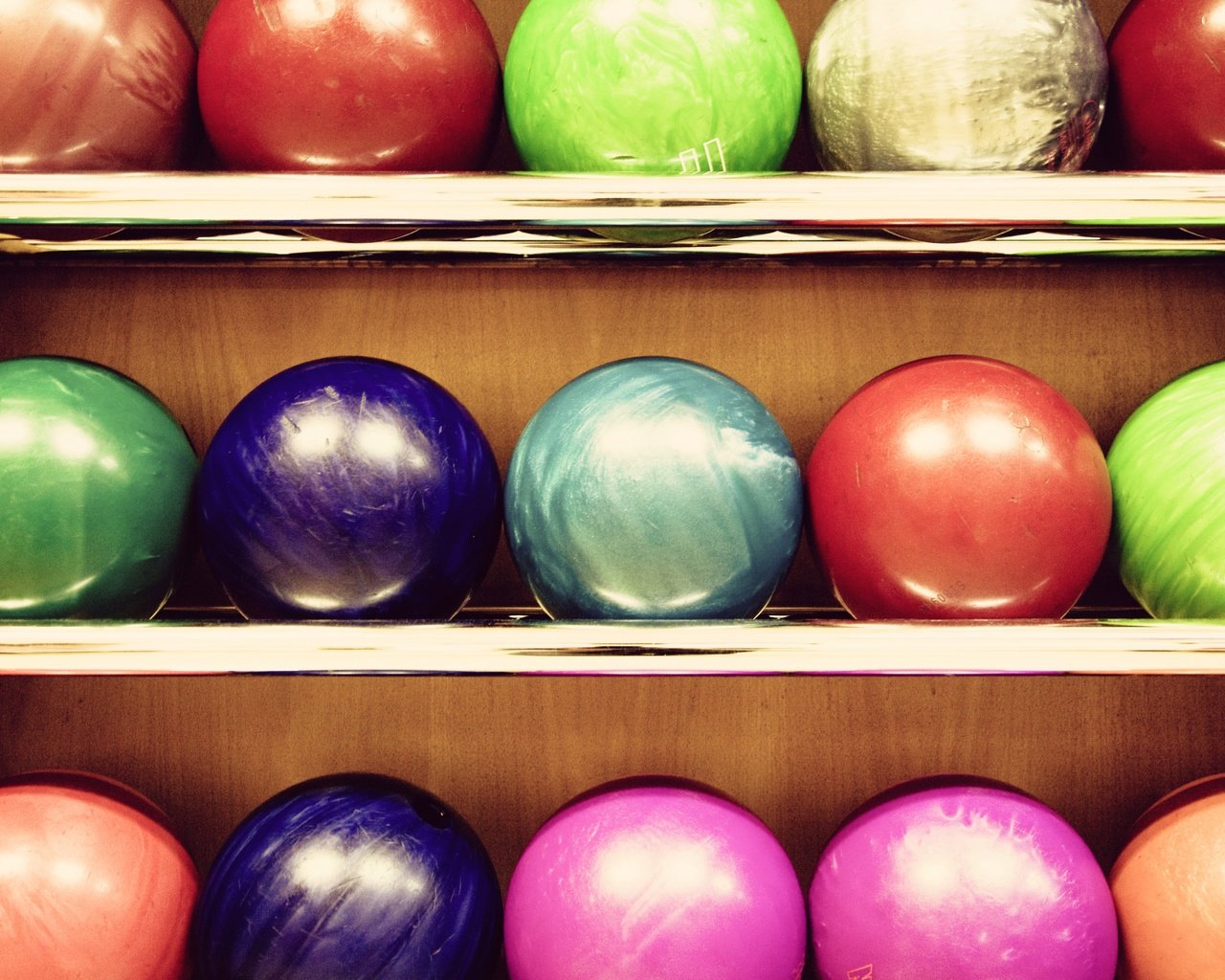 Обои шары, цвет, боулинг, полки, markus spiske, balls, color, bowling, shelves разрешение 4332x2860 Загрузить