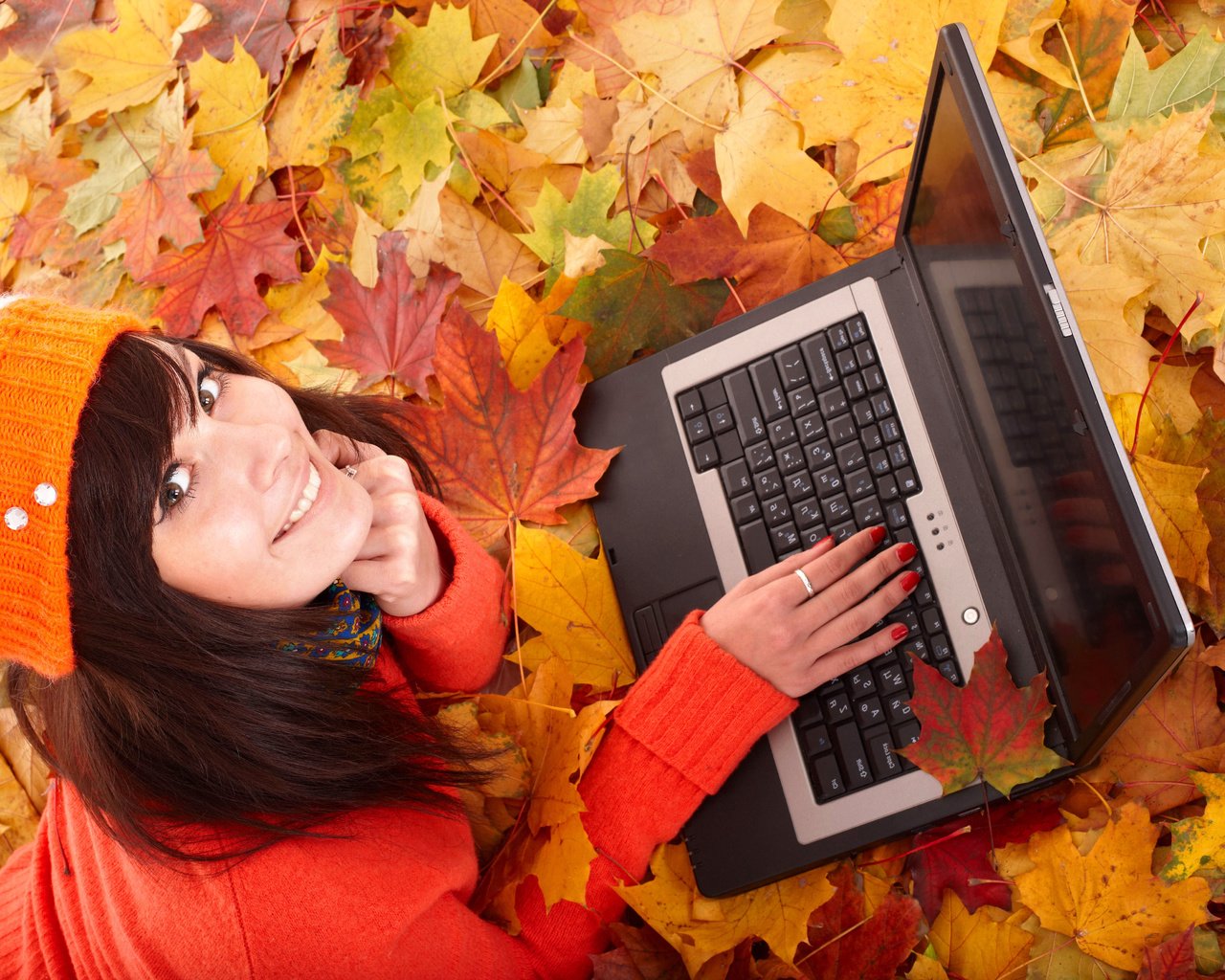 Обои листья, девушка, улыбка, осень, лицо, ноутбук, leaves, girl, smile, autumn, face, laptop разрешение 5406x3744 Загрузить