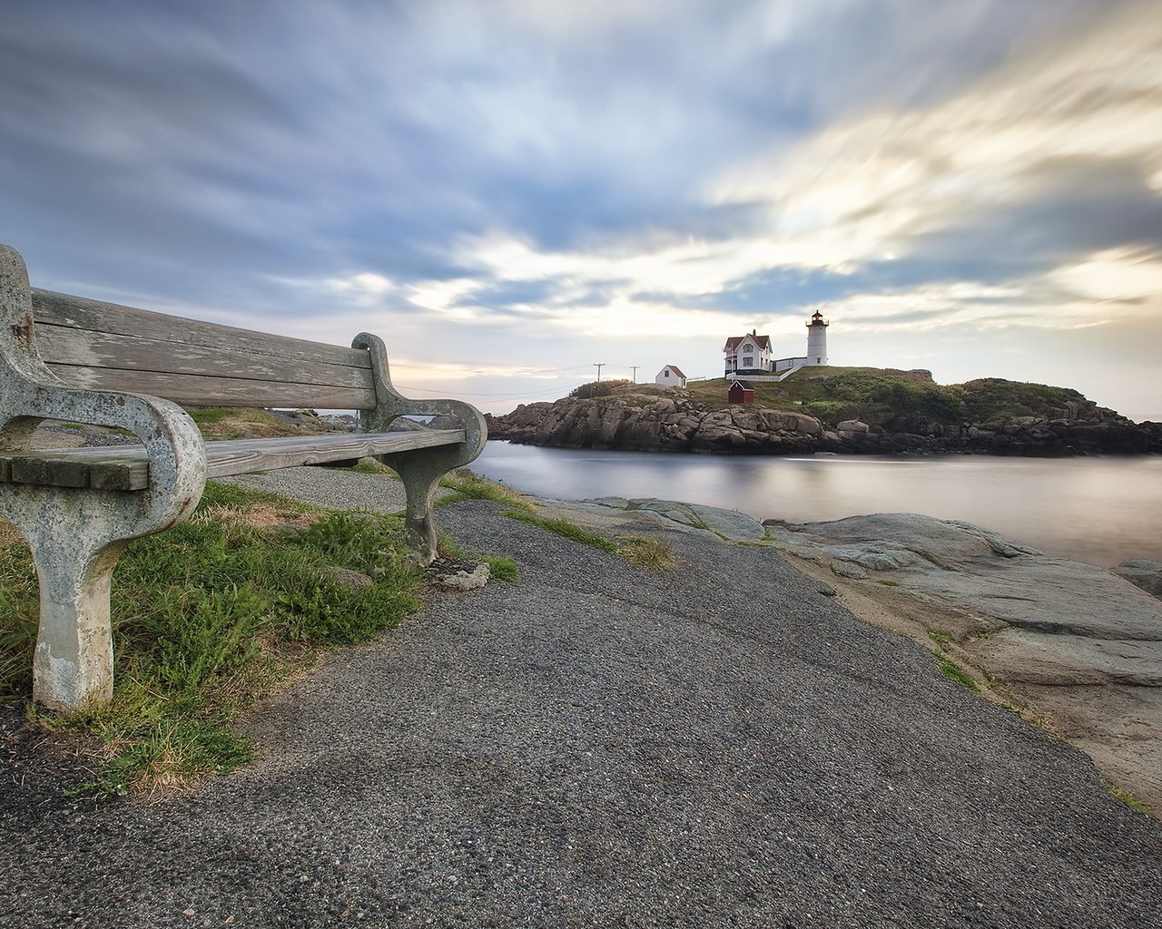 Обои небо, облака, море, маяк, побережье, скамейка, the sky, clouds, sea, lighthouse, coast, bench разрешение 1920x1200 Загрузить