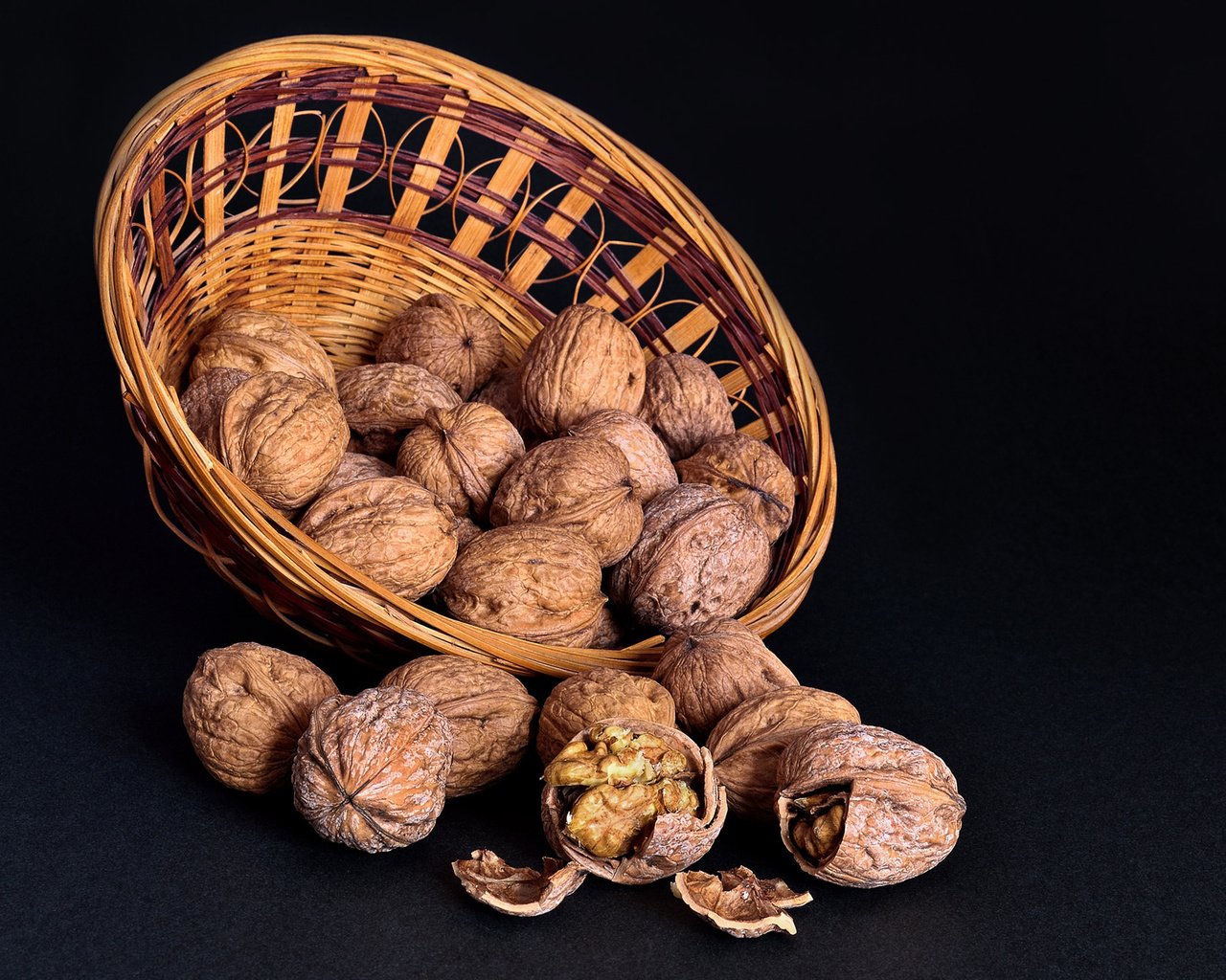 Обои орехи, ядро, черный фон, корзинка, скорлупа, грецкие орехи, nuts, -, black background, basket, shell, walnuts разрешение 2048x1347 Загрузить