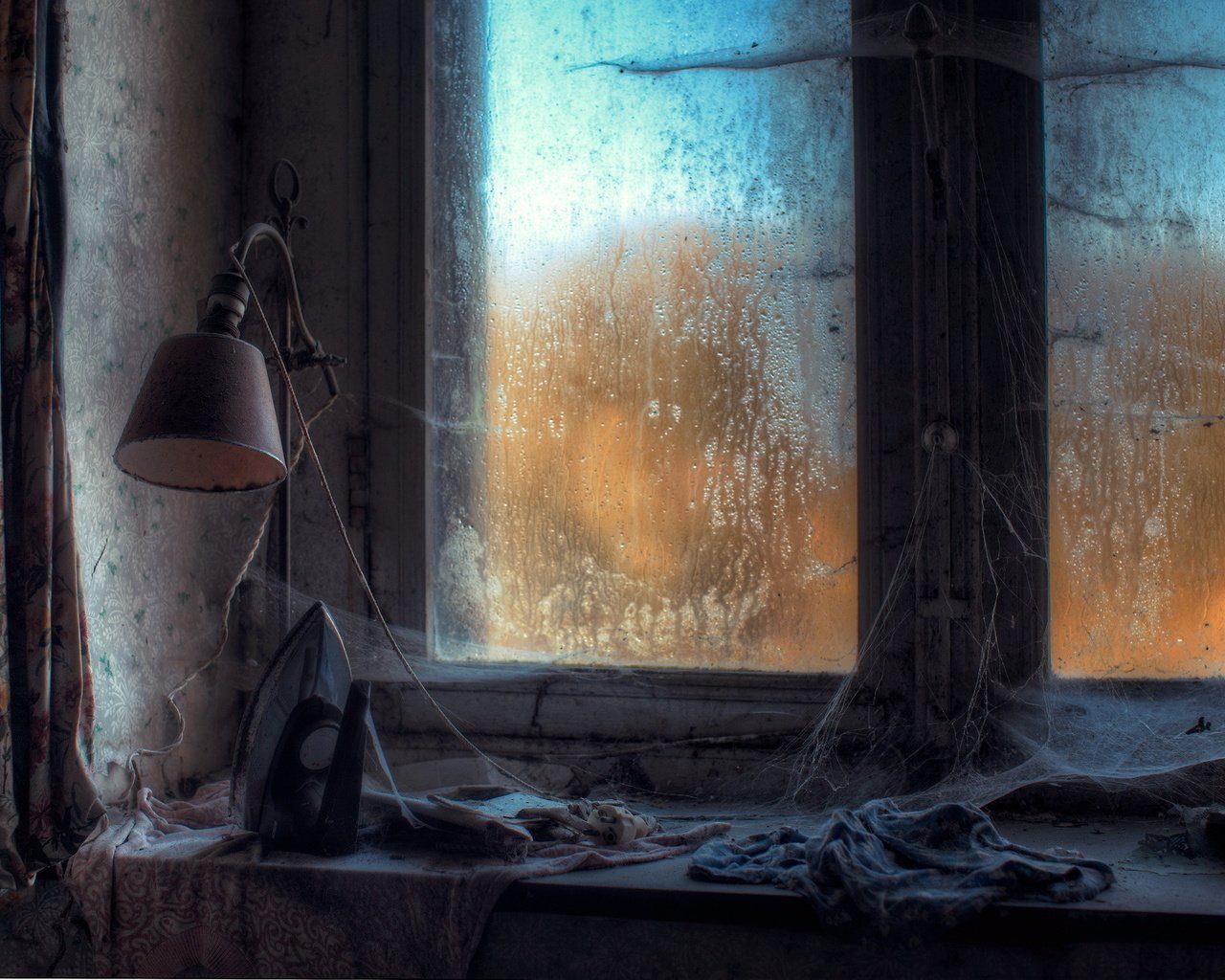 Обои лампа, окно, паутина, заброшеный, подоконник, утюг, тряпки, lamp, window, web, abandoned, sill, iron разрешение 2048x1365 Загрузить