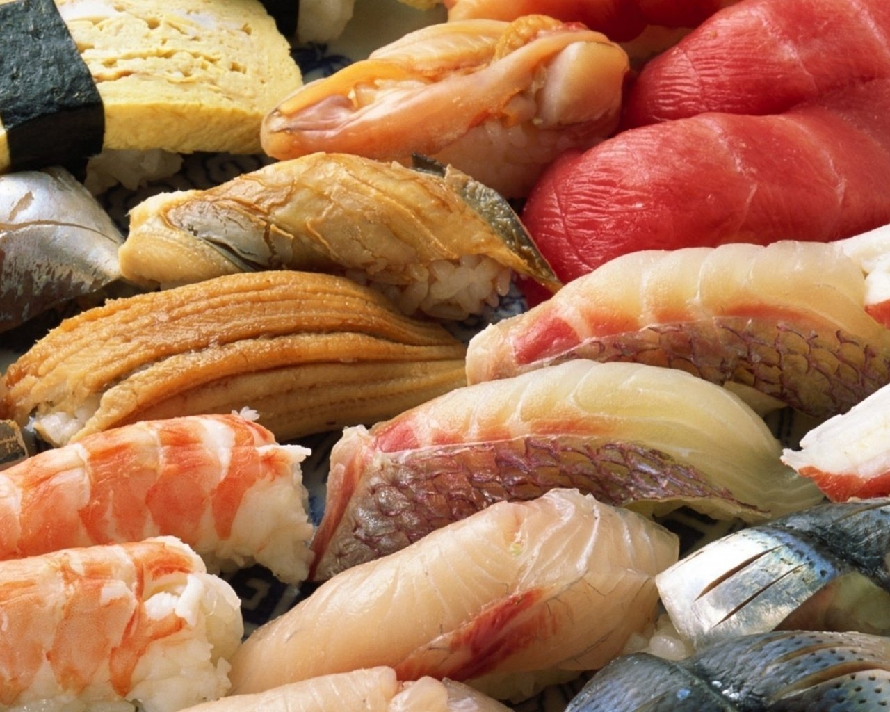 Обои рыба, суши, морепродукты, креветки, японская кухня, fish, sushi, seafood, shrimp, japanese cuisine разрешение 1920x1200 Загрузить