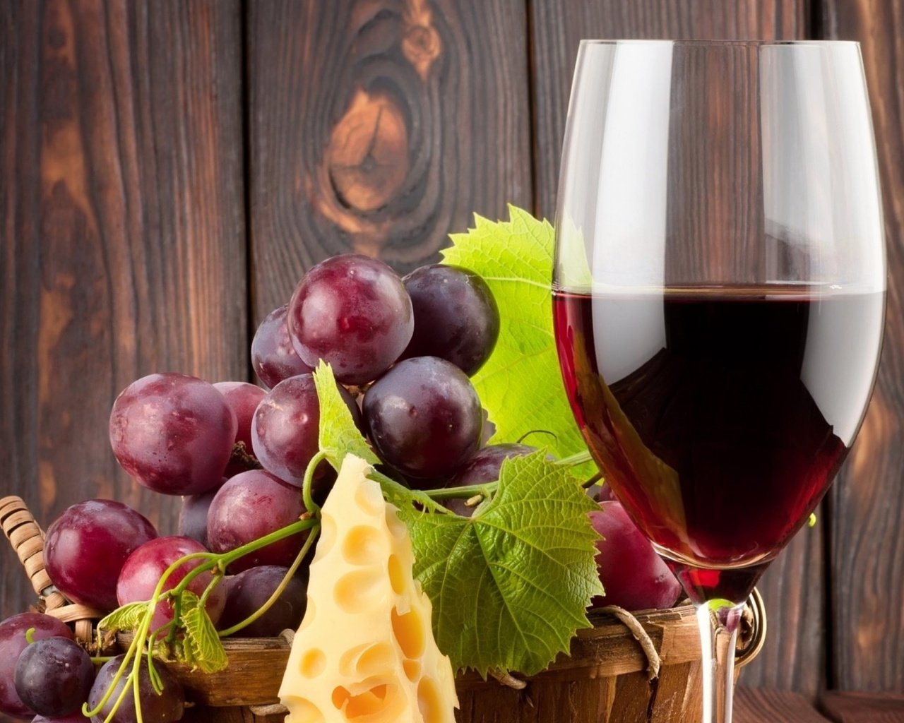 Обои виноград, сыр, вино, красное вино, бокал вина, grapes, cheese, wine, red wine, a glass of wine разрешение 1920x1200 Загрузить