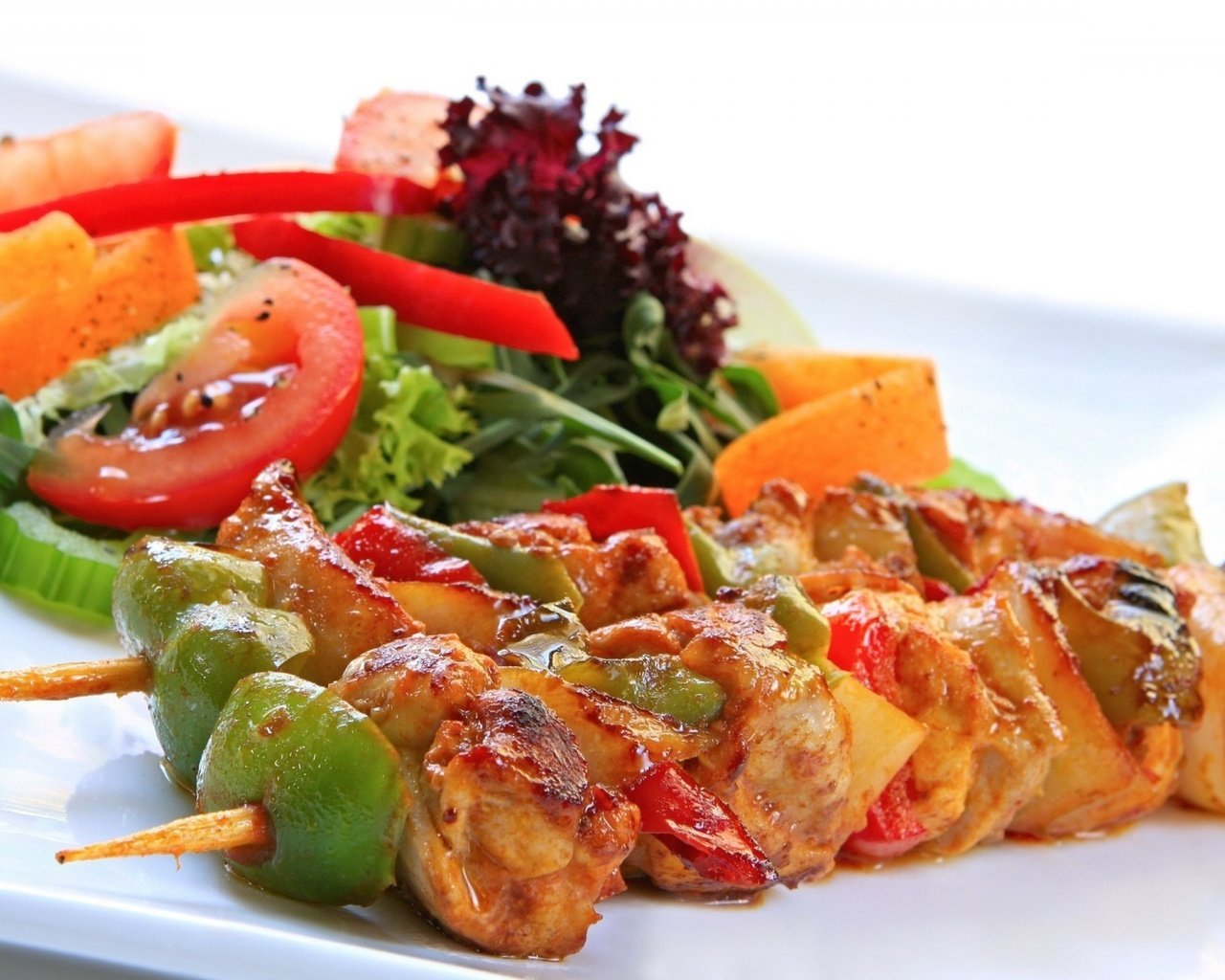 Обои зелень, овощи, мясо, шашлык, салат, greens, vegetables, meat, kebab, salad разрешение 1920x1200 Загрузить