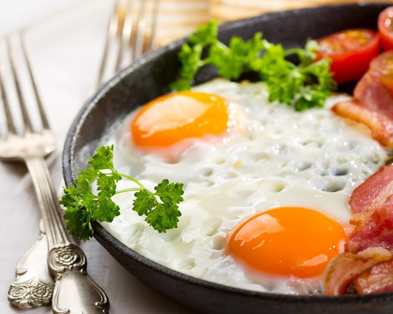 Обои завтрак, вилки, глазунья, бекон, помидоры черри, breakfast, fork, eggs, bacon, cherry tomatoes разрешение 1920x1200 Загрузить