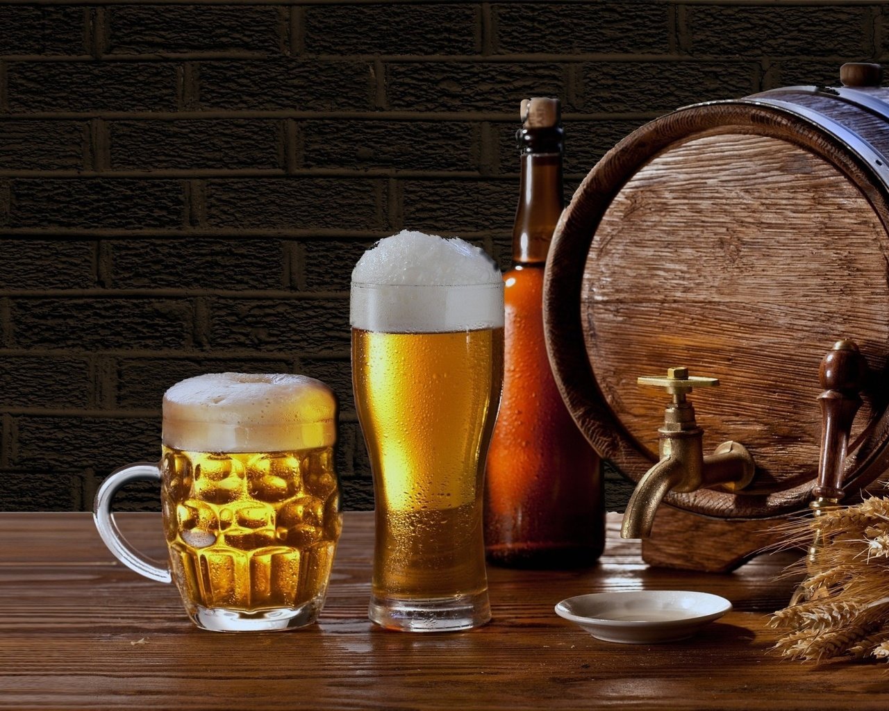 Обои бокал, колосья, кружка, бутылка, пиво, бочонок, кружка пива, glass, ears, mug, bottle, beer, barrel, beer mug разрешение 1920x1200 Загрузить
