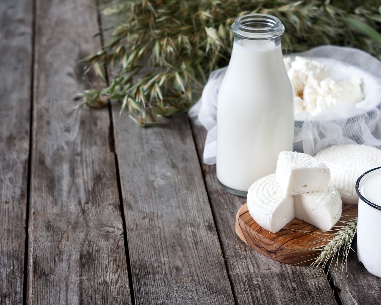 Обои доски, сыр, кружка, бутылка, молоко, творог, молочные продукты, board, cheese, mug, bottle, milk, dairy products разрешение 2700x1800 Загрузить