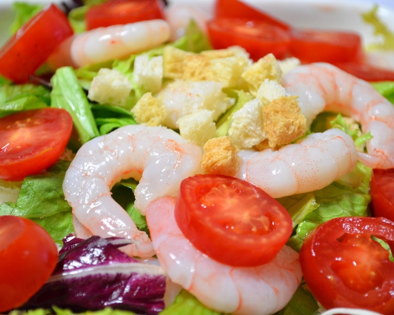 Обои овощи, помидоры, салат, морепродукты, креветки, сухарики, vegetables, tomatoes, salad, seafood, shrimp, crackers разрешение 1920x1271 Загрузить