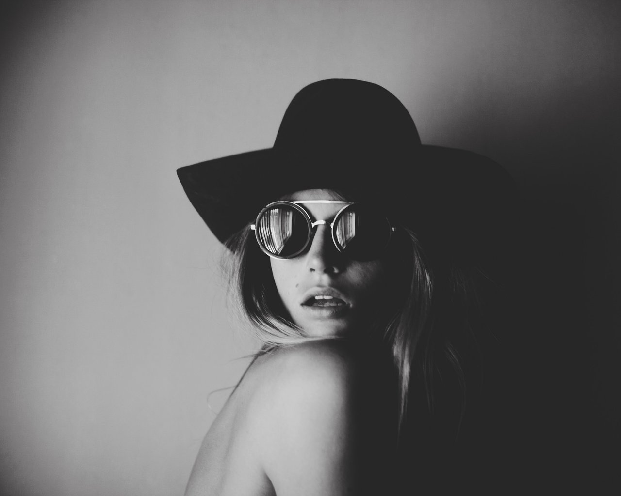 Обои девушка, портрет, очки, чёрно-белое, шляпа, annie mcginty, girl, portrait, glasses, black and white, hat разрешение 2048x1365 Загрузить