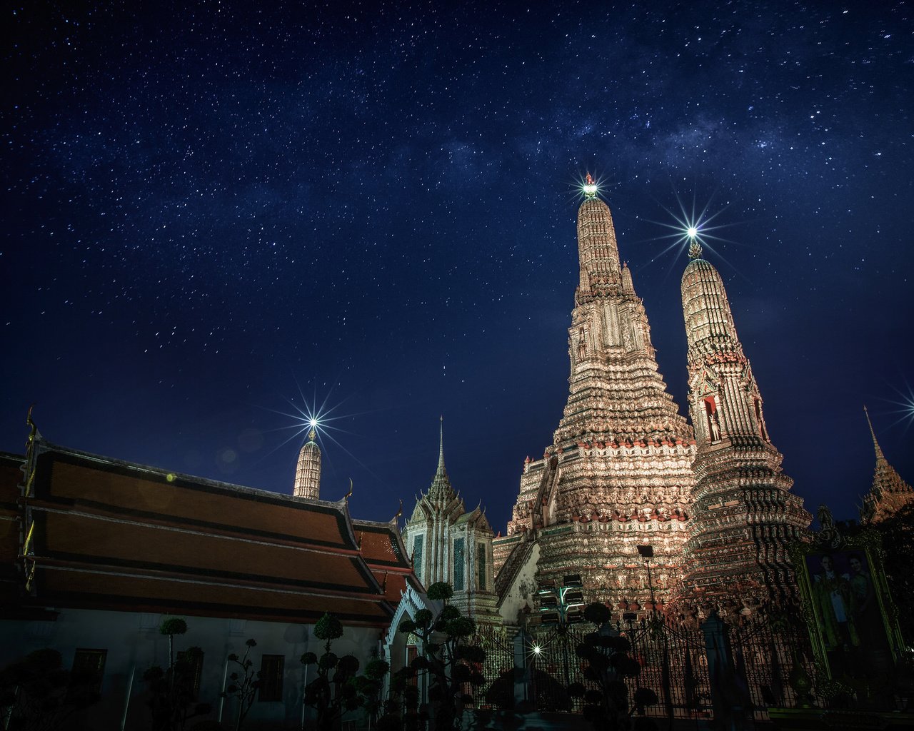 Обои небо, храм, звезды, таиланд, бангкок, арун храм, the sky, temple, stars, thailand, bangkok, arun temple разрешение 2048x1383 Загрузить