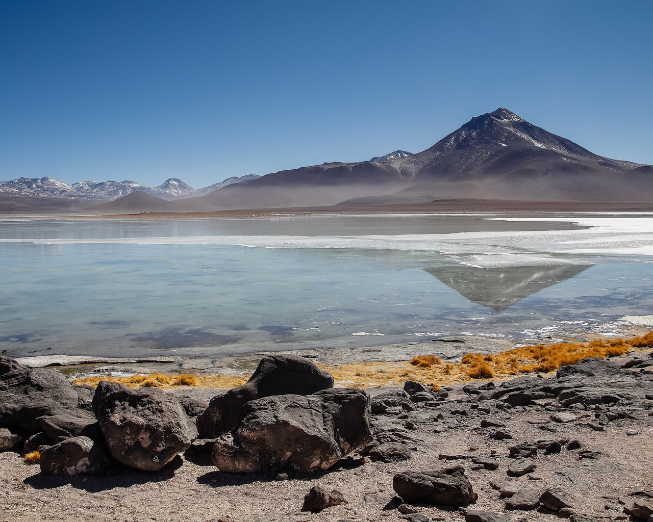 Обои небо, озеро, горы, камни, берег, боливия, the sky, lake, mountains, stones, shore, bolivia разрешение 2048x1365 Загрузить