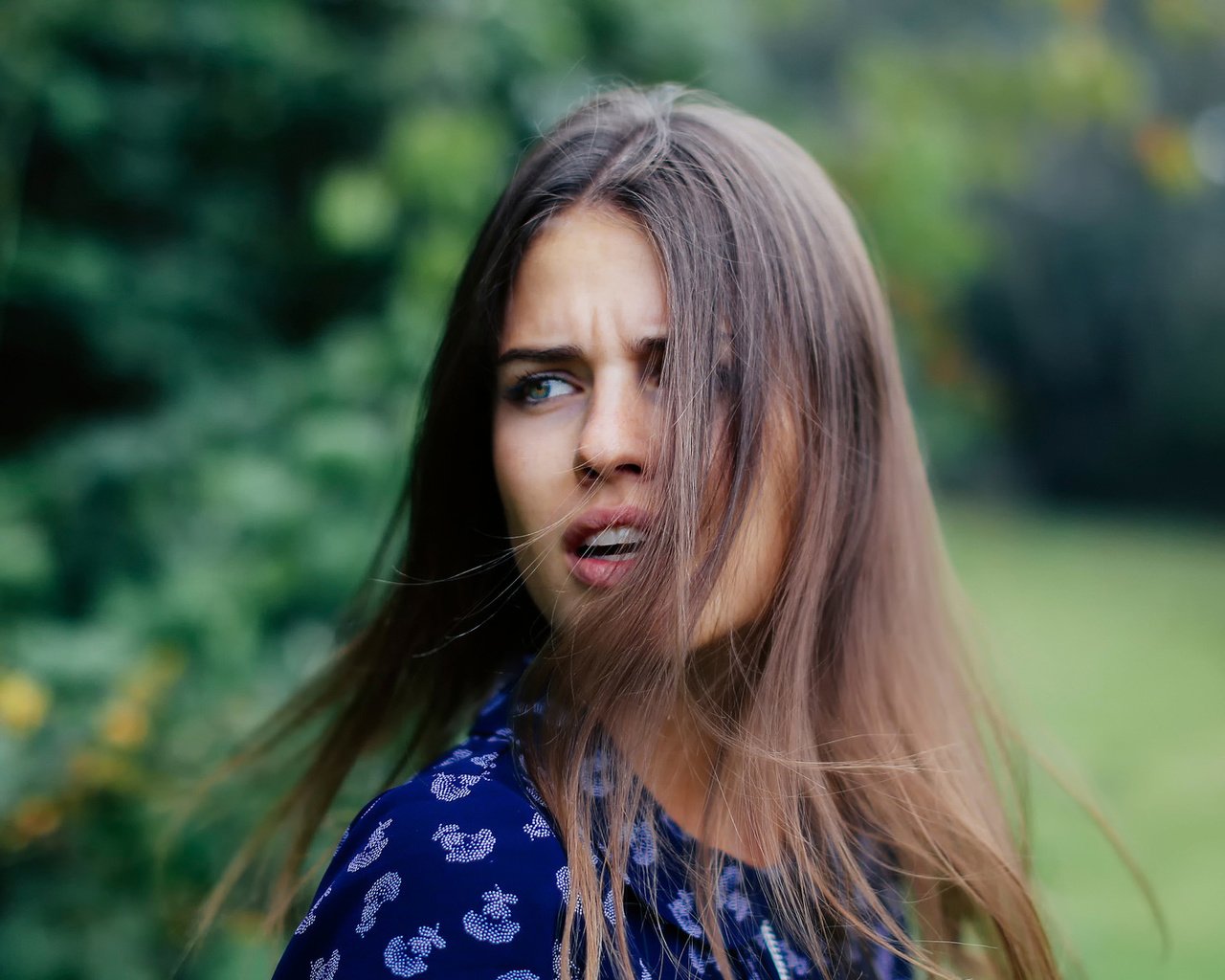 Обои девушка, портрет, волосы, лицо, эмоции, шатенка, боке, girl, portrait, hair, face, emotions, brown hair, bokeh разрешение 2048x1136 Загрузить