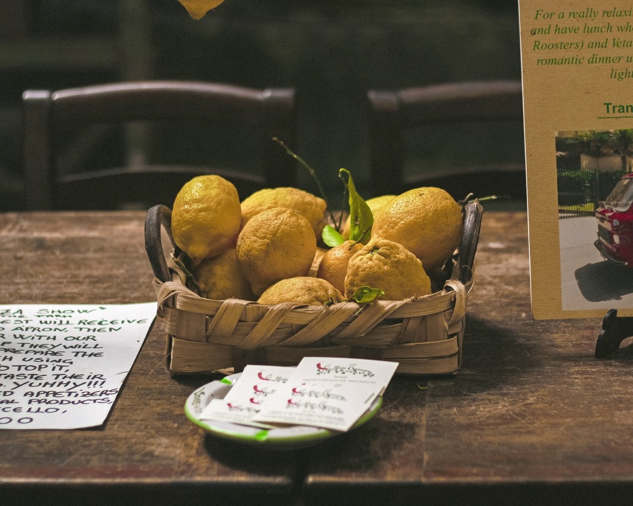 Обои фрукты, стол, натюрморт, лимоны, цитрусы, записи, fruit, table, still life, lemons, citrus, records разрешение 2880x1920 Загрузить