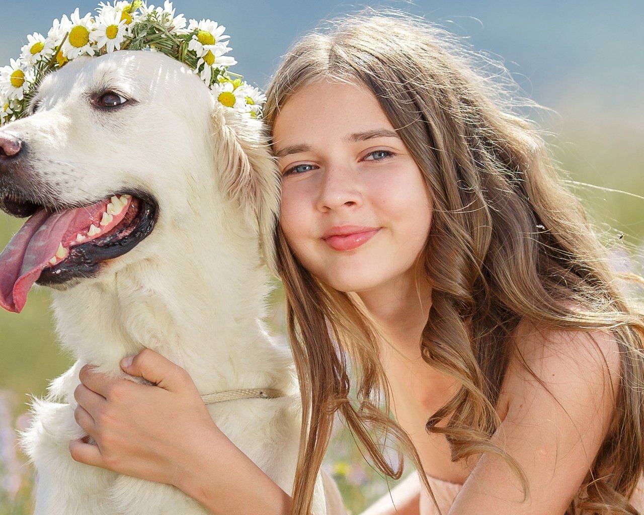 Обои цветы, улыбка, взгляд, собака, дети, девочка, венок, flowers, smile, look, dog, children, girl, wreath разрешение 5602x3400 Загрузить