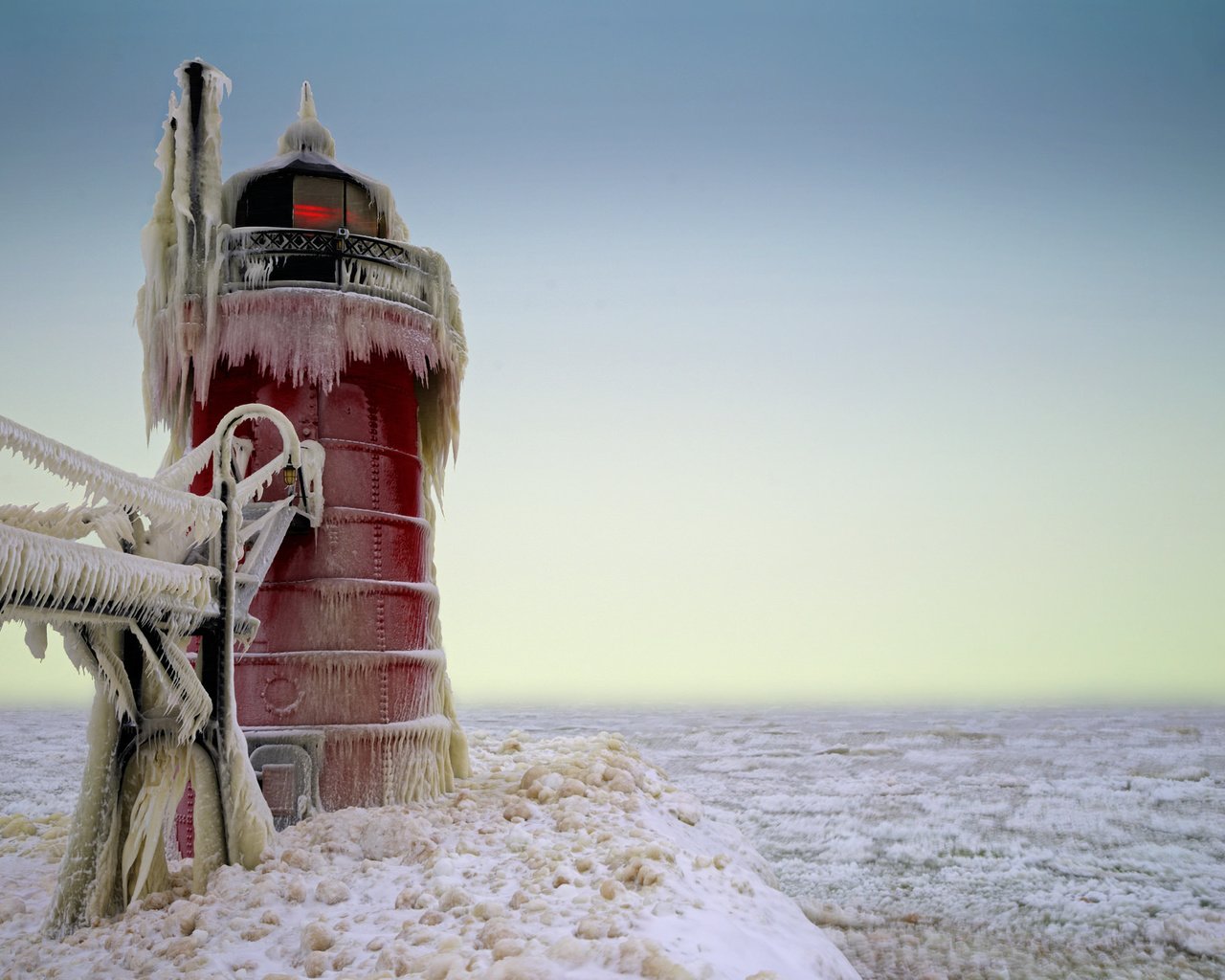 Обои озеро, природа, море, маяк, побережье, лёд, мичиган, замёрзший, lake, nature, sea, lighthouse, coast, ice, michigan, frozen разрешение 2048x1362 Загрузить