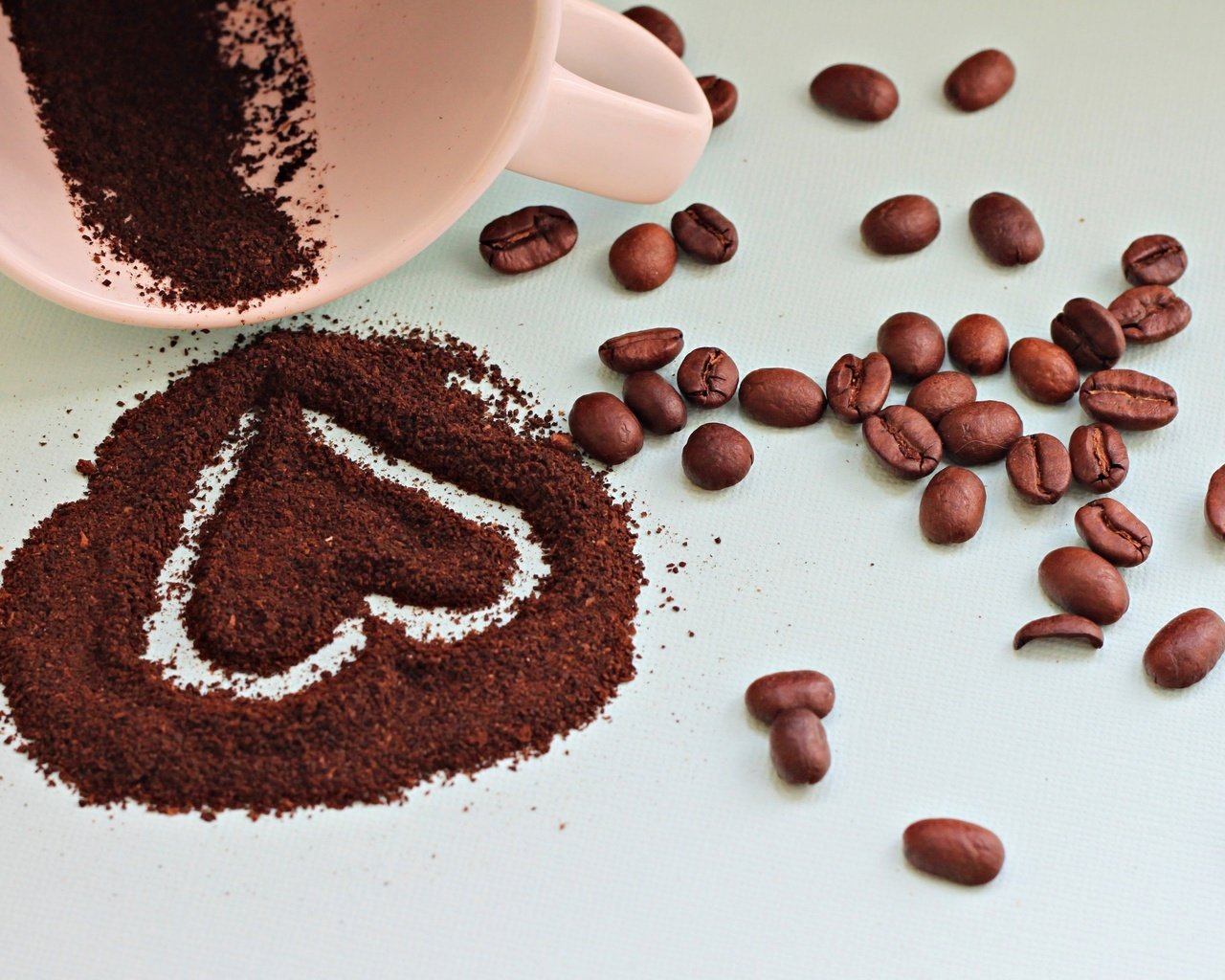 Обои кофе, чашка, кофейные зерна, кубок, бобы, coffee, cup, coffee beans, beans разрешение 2880x1892 Загрузить