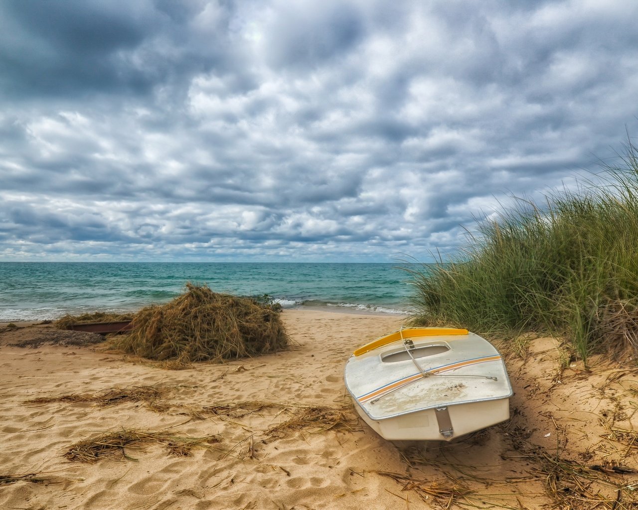 Обои небо, облака, море, песок, пляж, лодка, океан, катер, океана, ocean, the sky, clouds, sea, sand, beach, boat, the ocean разрешение 2880x1905 Загрузить