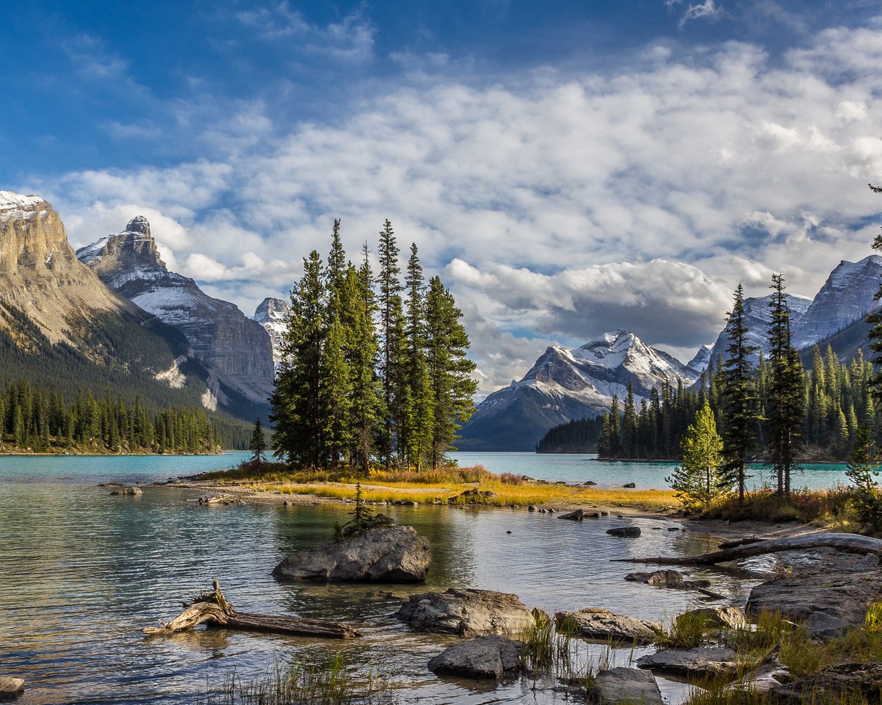 Обои деревья, озеро, пейзаж, национальный парк джаспер, maligne lake, trees, lake, landscape, jasper national park разрешение 3003x1805 Загрузить