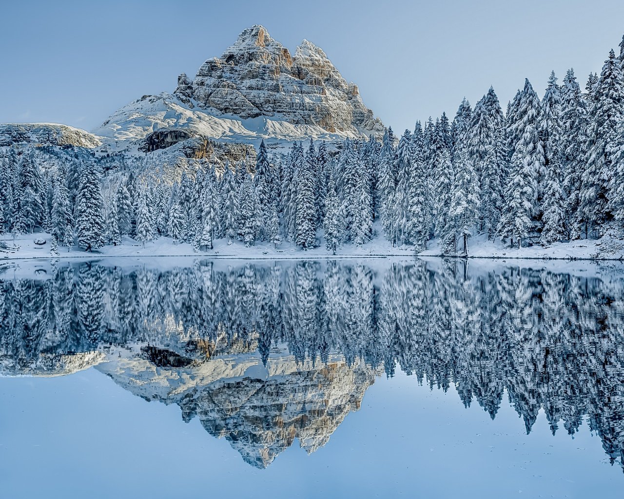 Обои деревья, dolomites, озеро, горы, снег, зима, отражение, пейзаж, италия, trees, lake, mountains, snow, winter, reflection, landscape, italy разрешение 2880x2160 Загрузить