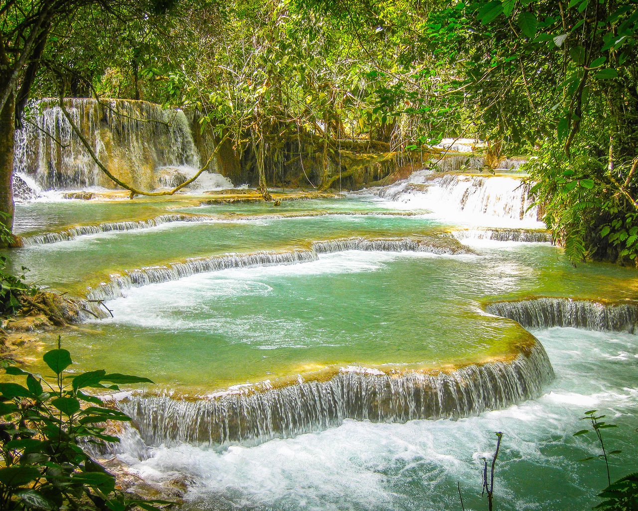 Обои деревья, скалы, природа, лес, водопад, лаос, kuang si waterfall, trees, rocks, nature, forest, waterfall, laos разрешение 2048x1365 Загрузить