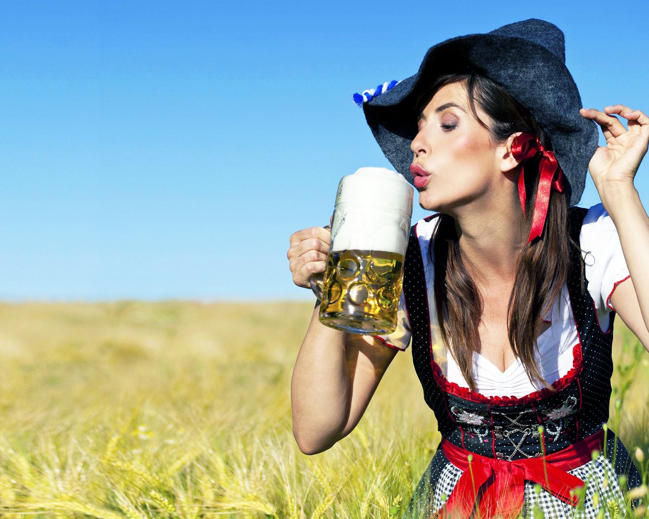 Обои девушка, пиво, шляпа, girl, beer, hat разрешение 1920x1080 Загрузить