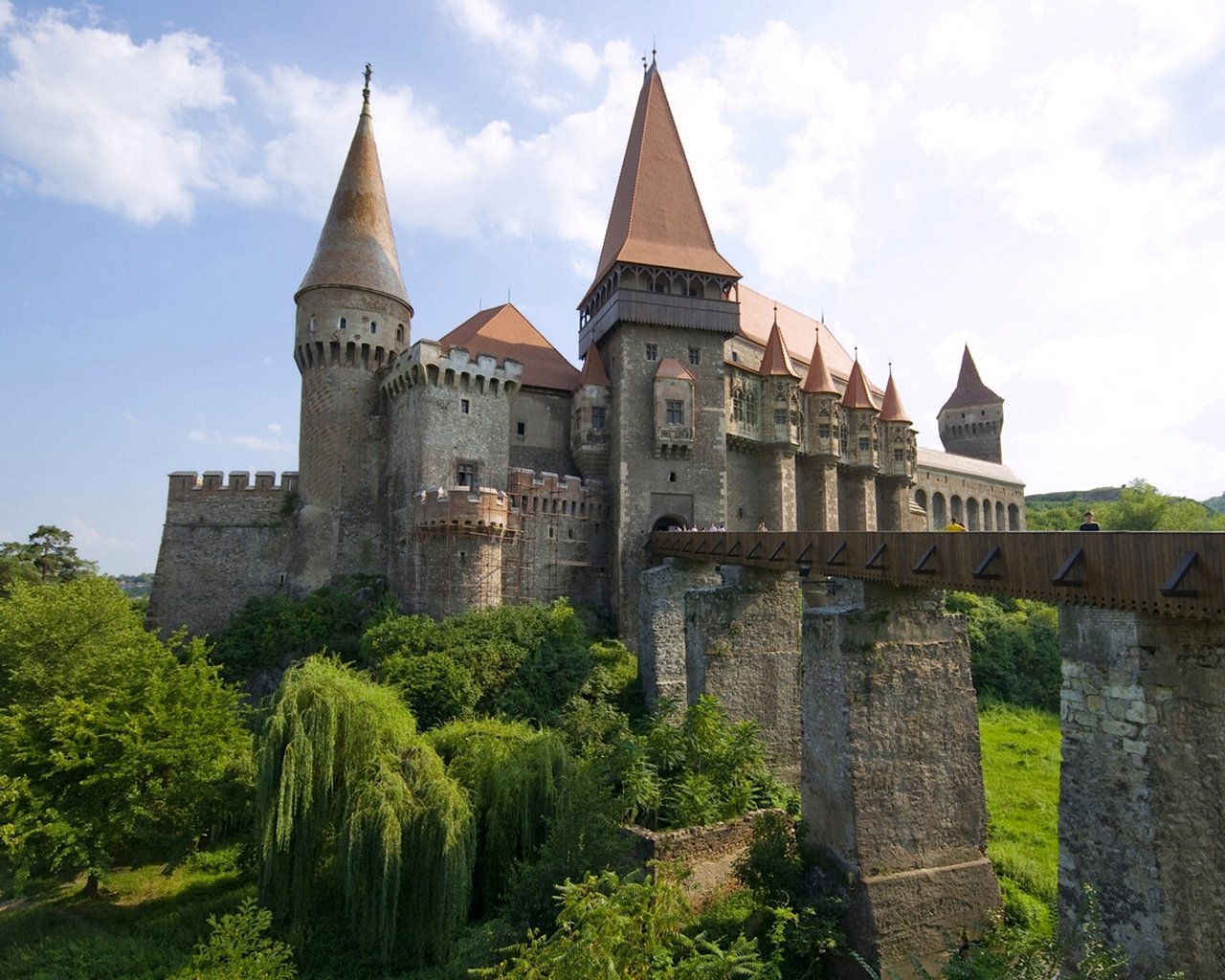 Обои небо, замок корвинов, облака, хуньяди, деревья, corvin castle, река, мост, замок, крепость, трансильвания, the sky, the corvin castle, clouds, hunyadi, trees, river, bridge, castle, fortress, transylvania разрешение 2560x1600 Загрузить