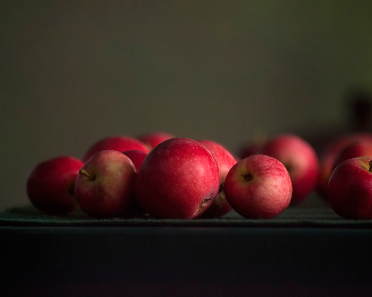 Обои яблоки, красные, боке, apples, red, bokeh разрешение 2048x1365 Загрузить